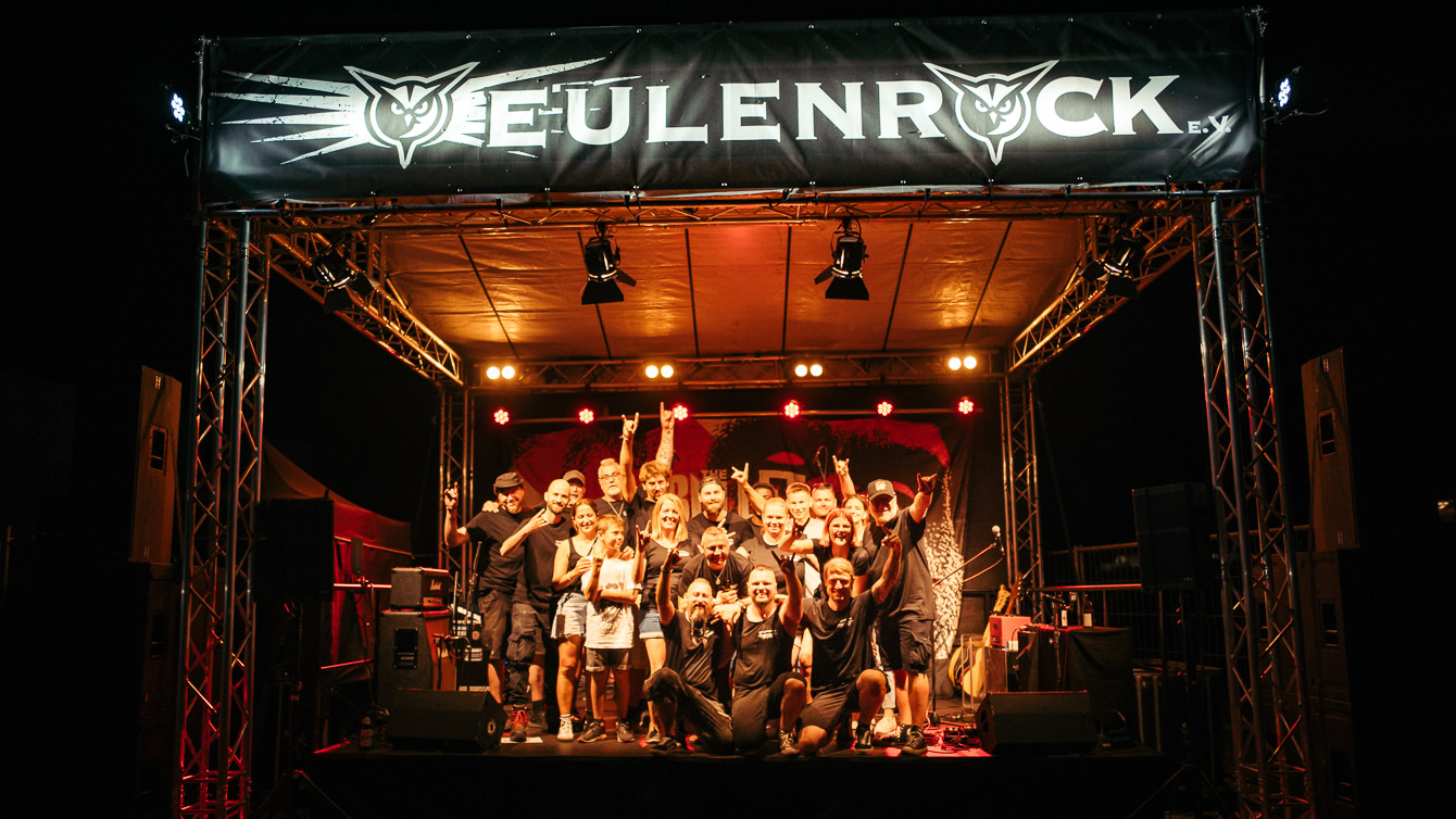 Alle Mitglieder von Eulenrock e.V. auf der Bühne in Forchheim