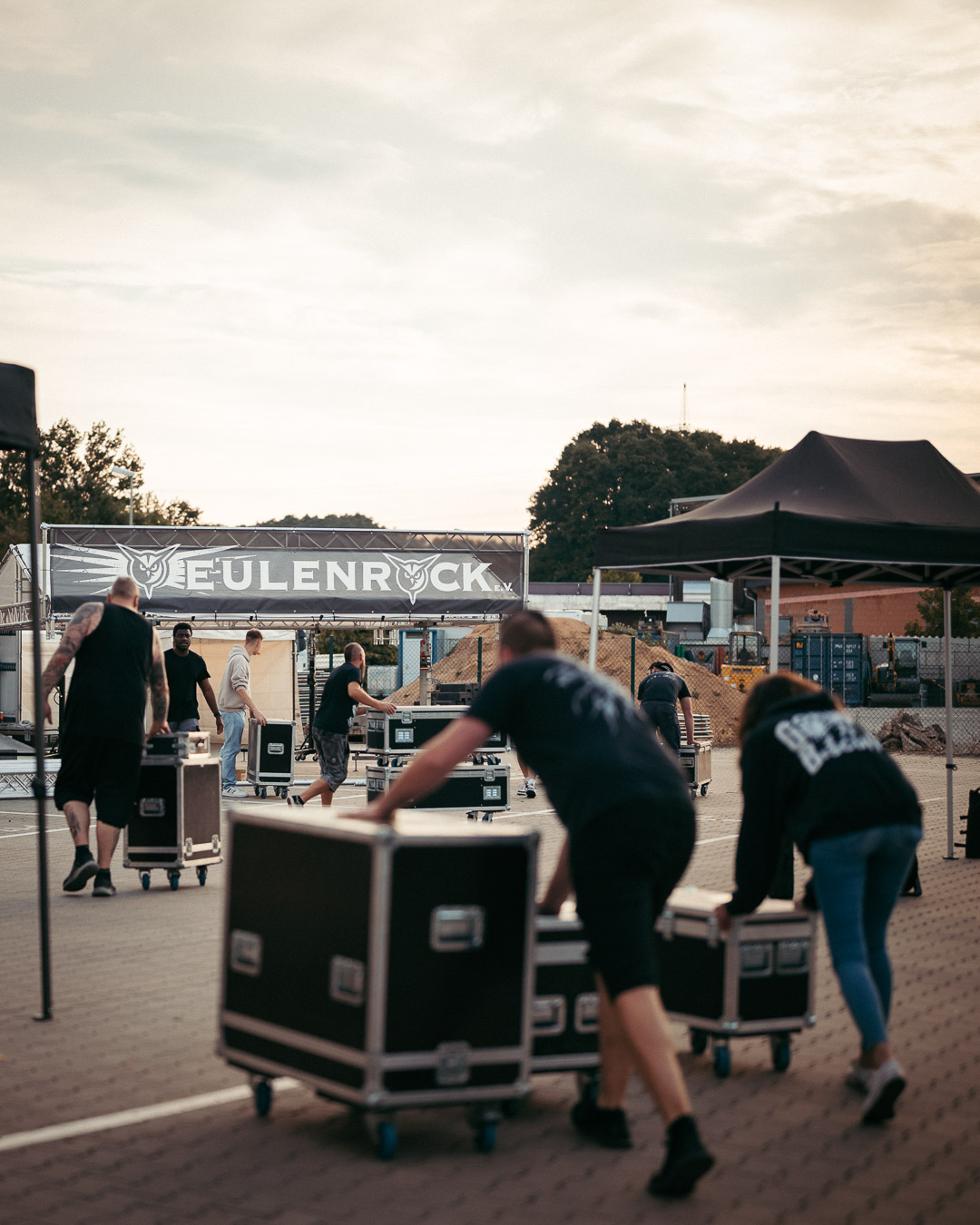 Mitglieder vom Eulenrock e.V. beim Aufbau der Bühne in Forchheim